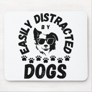 かわいい犬に気を取られるペット愛好家フリットTシャツ マウスパッド