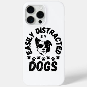 かわいい犬に気を取られるペット愛好家フリットTシャツ iPhone 15 PRO MAXケース