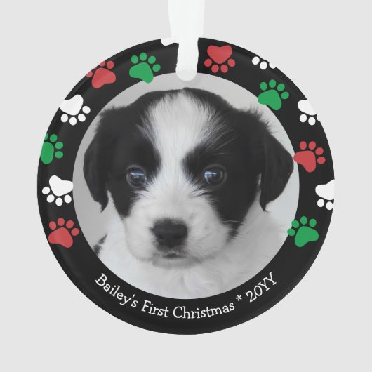 かわいい犬の子犬の初めてのクリスマスが赤緑の絵を描く オーナメント (裏面)