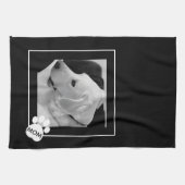 かわいい犬の母の手の白黒の写真 キッチンタオル (横)