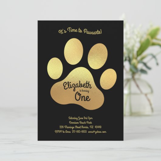 かわいい犬の足で子どもたちを1歳の誕生日に黒で金ゴールド 招待状 (スタンド正面)