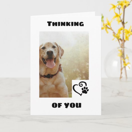 *かわいい犬は幸せな*誕生日カードを持っていると言う カード (黄色い花)