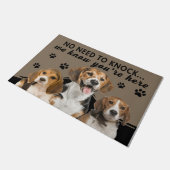 かわいい犬、ノックする必要はない知っているここにいる ドアマット (アングル)