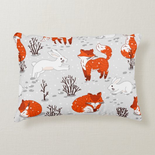 かわいい狐とウサギを使った冬の継ぎ目のない模様。 アクセントクッション (正面)