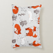 かわいい狐とウサギを使った冬の継ぎ目のない模様。 アクセントクッション (正面(垂直))