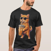かわいい猫がアイスコーヒーを飲む面白いミーム Tシャツ (正面)