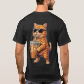 かわいい猫がアイスコーヒーを飲む面白いミーム Tシャツ (裏面)