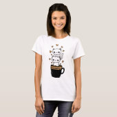 かわいい猫がコーヒーマグでコーヒーを飲むハートのTシャツ Tシャツ (正面フル)