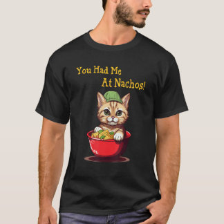 かわいい猫がナチョスを食べている。ナチョスっていった時点で最高! Tシャツ