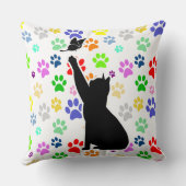 かわいい猫がパターンのかわいい足跡で蝶を追いかけている クッション (裏面)