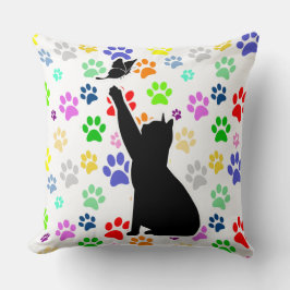 かわいい猫がパターンのかわいい足跡で蝶を追いかけている クッション