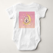 かわいい猫が三日月で飲むバブルティー –  ベビーボディスーツ (裏面)