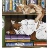 かわいい猫が寝ている本棚のイラスト シャワーカーテン (正面)