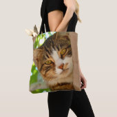 かわいい猫が木に登る トートバッグ (クローズアップ)