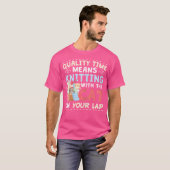かわいい猫が毛糸と編み物で遊ぶ 猫 Tシャツ (正面フル)