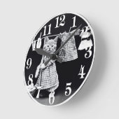 かわいい猫が洗濯して洋服を着るヴィンテージプリント ラウンド壁時計 (傾斜)