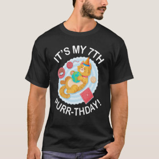 かわいい猫が眠るおもちゃの魚 7歳 誕生日おめでとう 7歳 Tシャツ