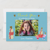 かわいい猫とプレゼント 青い子供の誕生日写真 サンキューカード (正面)