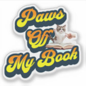 かわいい猫と本のシールを手に取る シール (正面)