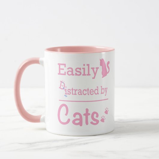 かわいい猫に簡単に気を取られる"D" マグカップ (左)