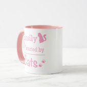 かわいい猫に簡単に気を取られる"D" マグカップ (正面左)