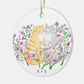 かわいい猫のカップル 花 カスタムイニシャル 名前 年 セラミックオーナメント (左)