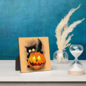 かわいい猫のハロウィンキャラクターがカボチャをかじっている フォトプラーク (インサイチュ)