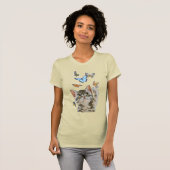 かわいい猫の子猫が蝶と遊んでいる Tシャツ (正面フル)