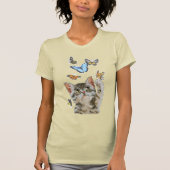 かわいい猫の子猫が蝶と遊んでいる Tシャツ (正面)