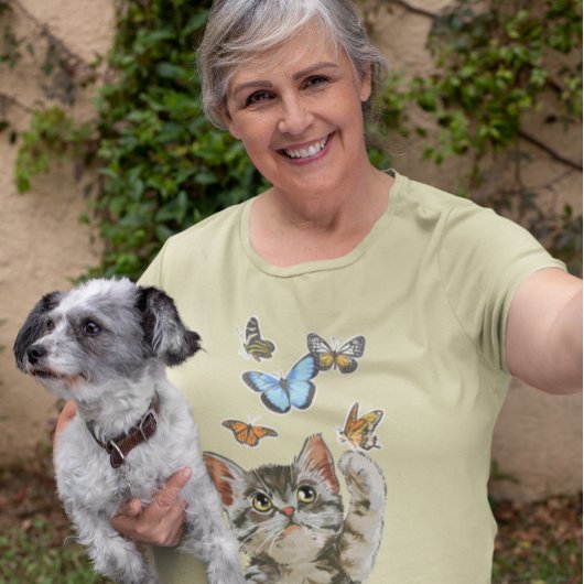 かわいい猫の子猫が蝶と遊んでいる Tシャツ