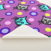かわいい猫の柄は紫の大シェルパ毛布 シェルパブランケット (3/4)