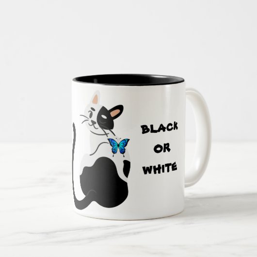 かわいい猫の美しい蝶の白黒ブルー ツートーンマグカップ (正面右)