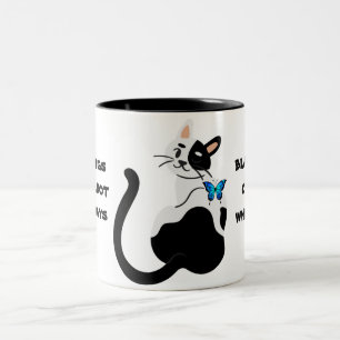 かわいい猫の美しい蝶の白黒ブルー ツートーンマグカップ