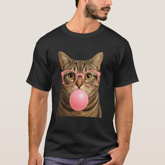 かわいい猫の顔がガムを食べていて泡を作る子猫 Tシャツ (正面)