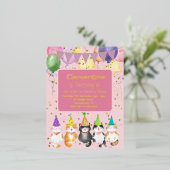 かわいい猫をテーマにしたキッズピンクの誕生日パーティーホイルインヴィ 箔招待状ポストカード (立ち正面)