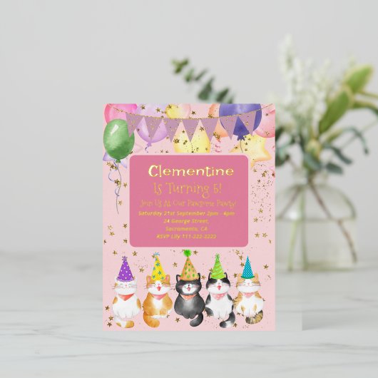 かわいい猫をテーマにしたキッズピンクの誕生日パーティーホイルインヴィ 箔招待状ポストカード (立ち正面)