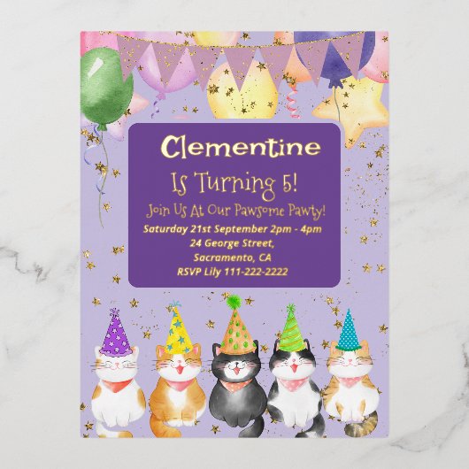 かわいい猫をテーマにしたキッズ紫色の誕生日パーティーのホイル 箔招待状ポストカード (正面)