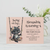 かわいい猫スイングオンザピンクドットチャイルド誕生日 招待状 (スタンド正面)