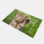 . .かわいい猫ネコが前足で手招きおもしろいポーズを取る ドアマット (アングル)