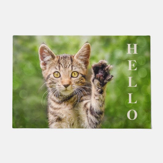 . .かわいい猫ネコが前足で手招きおもしろいポーズを取る ドアマット (正面)