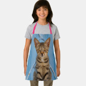 かわいい猫ネコちゃん青いフェンスに座る エプロン (インサイチュ)