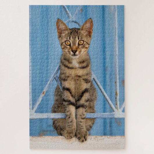 かわいい猫ネコちゃん青いフェンスに座る ジグソーパズル (縦)