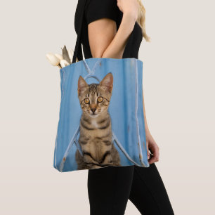 かわいい猫ネコちゃん青いフェンスに座る トートバッグ
