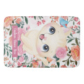 かわいい猫ピンクのバラの花のカスタムネーム バスマット (正面)