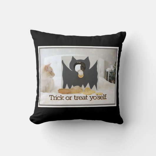 かわいい猫「お手品またはご馳走」ハロウィン クッション (正面)