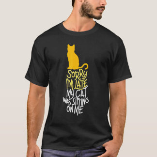 かわいい猫 遅れてごめんなさい 猫が私の上に座ってた Tシャツ