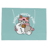 かわいい猫in雪ギアwith雪だるまアート ラージペーパーバッグ (裏面)