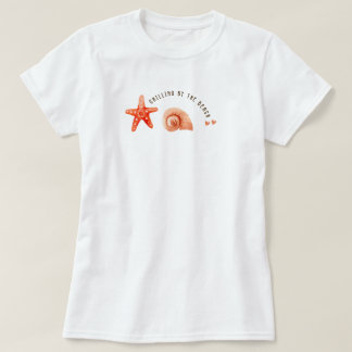 かわいい珊瑚色のビーチのヒトデと貝殻 Tシャツ