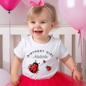 かわいい現代的な赤いクモノスハカゴオトメの名前入り ベビーTシャツ