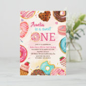 かわいい甘いワンドーナツ女の子1歳の誕生日 招待状 (スタンド正面)